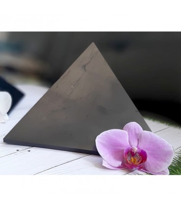 Pyramide en Shungite polie