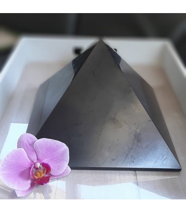 Pyramide en Shungite polie