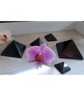 Pyramide en Shungite polie